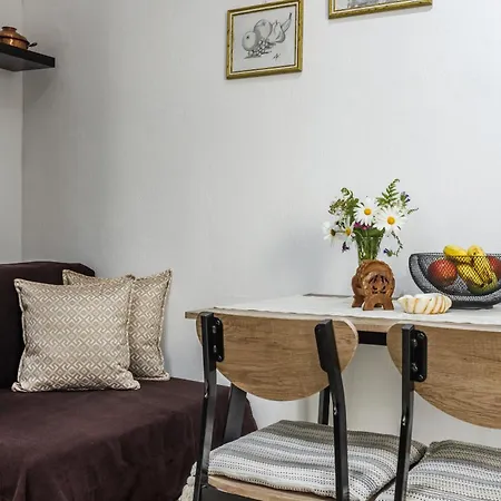 Dimitra's House 글로사